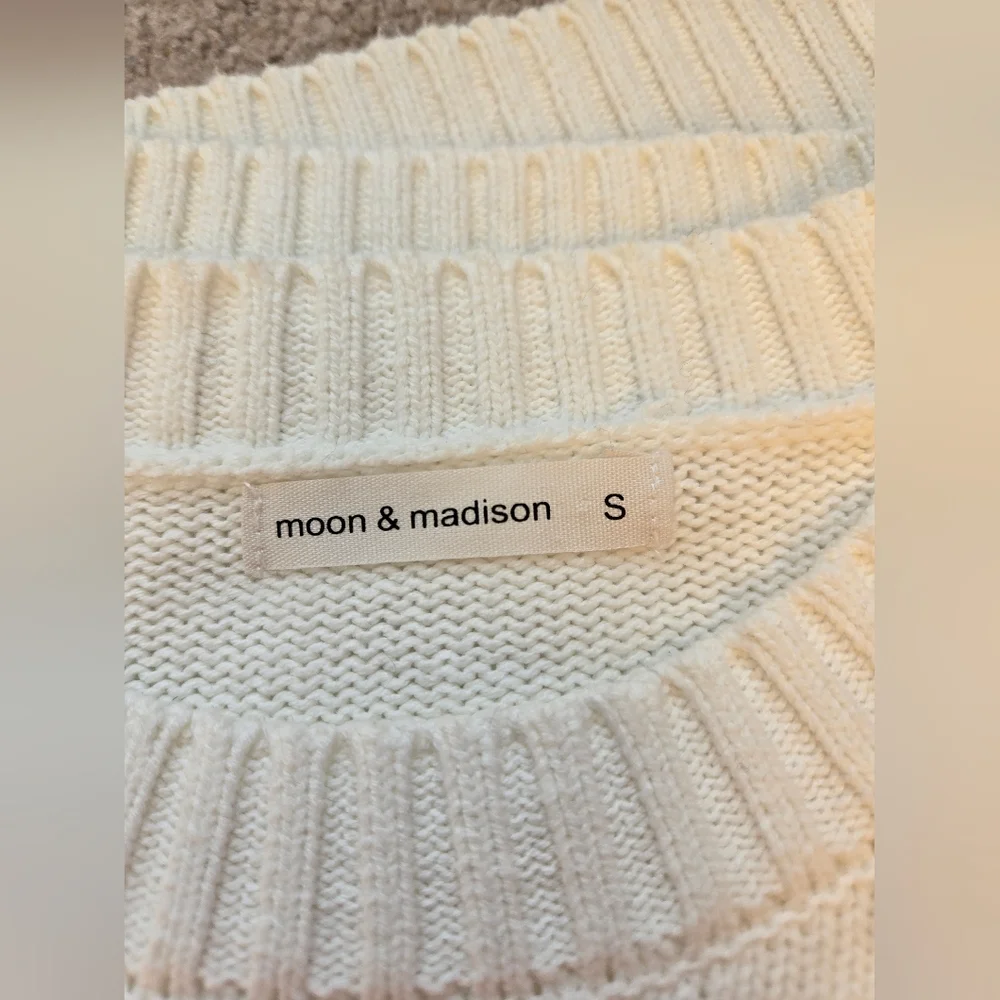 moon & madison Cream Knit Crop Sweater with Red Mushroom . Size Small - Picture 9 of 13